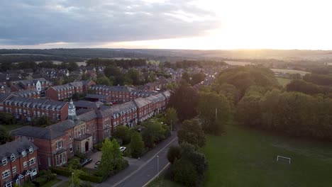 Vista-Aérea-Del-Paisaje-Sobre-Edificios-Históricos-Tradicionales,-En-El-Pueblo-De-Chartham,-Inglaterra,-Al-Atardecer