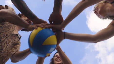 amigos en círculo sosteniendo la pelota.
