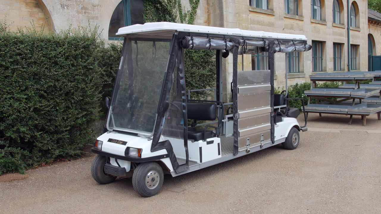 유서 깊은 맨션 영화 세트장에 있는 할리우드 골드 카트