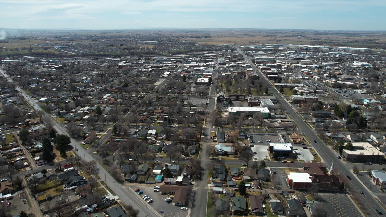 쌍둥이 폭포, 미국 아이다호, 시내 주거 지역 및 거리 교통의 드론 샷