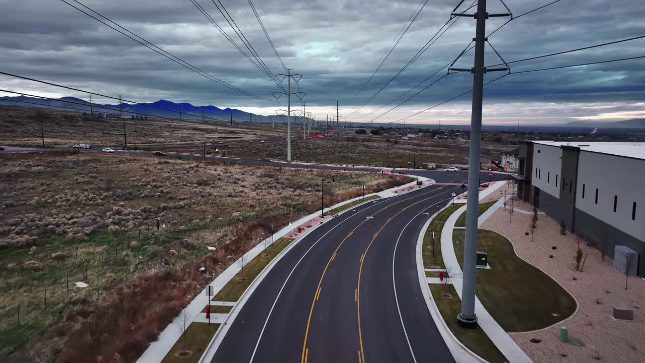 increíble toma aérea entre las líneas eléctricas en la estación de bringhurst y la calle redwood road en bluffdale, utah