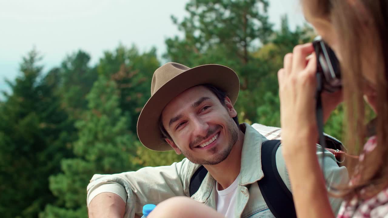 배 ⁇  여행자 가 산 에서 사진 을 찍고 있다