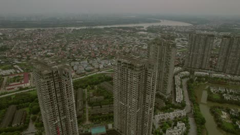 Luftaufnahme-Von-Hanoi,-Vietnam,-Mit-Hohen-Wohnwolkenkratzern-Inmitten-Einer-Weitläufigen-Stadtlandschaft