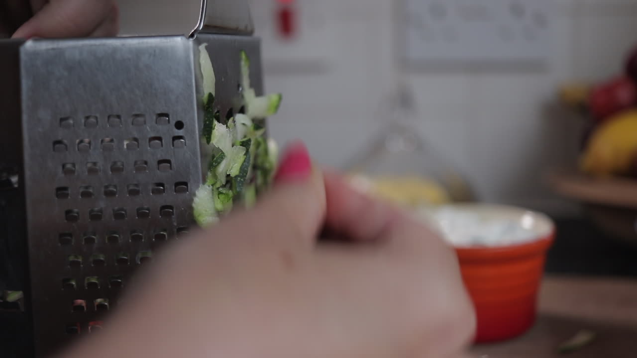 크롬 강판에 zucchini- 애호박을 격자 여자