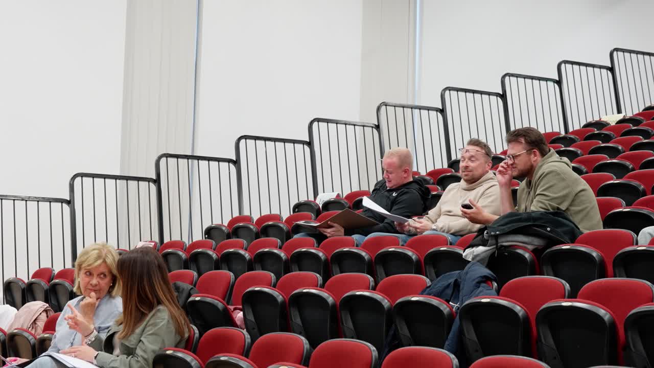 Lecture hall facilities, sparse attendance, empty seats, spectator venue