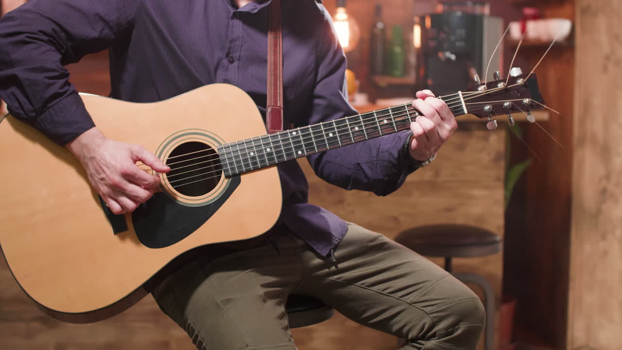 hombre tocando la guitarra acústica