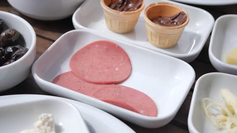 desayuno turco con aceitunas, queso, salami y avellanas