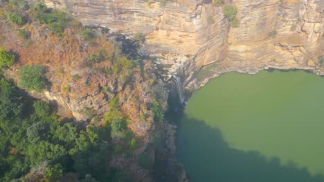 Las-Cascadas-Rajdari-Y-Devdari-Están-Ubicadas-Dentro-Del-Exuberante-Y-Verde-Santuario-De-Vida-Silvestre-De-Chandraprabha,-Vista-Desde-Un-Dron