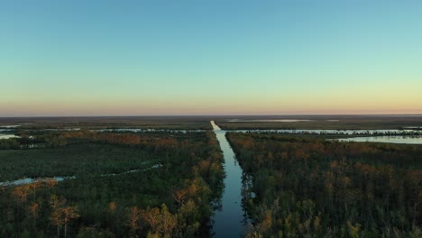 Puesta-De-Sol-Sobre-Bayou-Country-Cerca-De-Houma-Louisiana