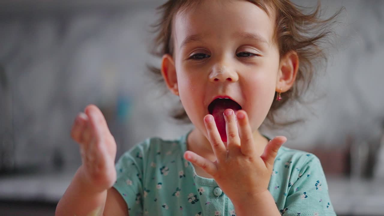 Un Momento Luminoso di Gioia: La Delizia di una Bambina nell'Esplorazione Giocosa Mentre Interagisce con i Materiali, Sperimentando con Gioia un Mondo di Texture e Sensazioni
