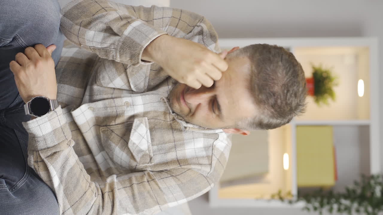 video vertical de un hombre infeliz y deprimido.