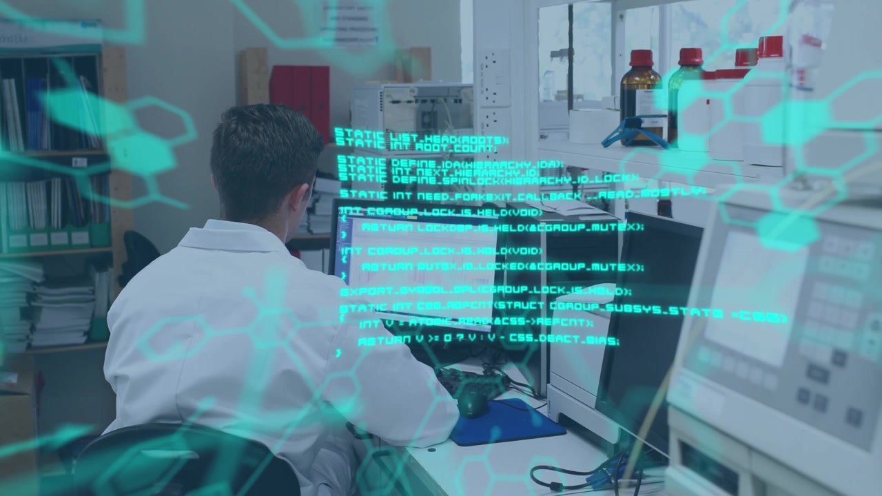 Cientista Trabalhando no Computador em Laboratório com Sobreposição de Dados Digitais