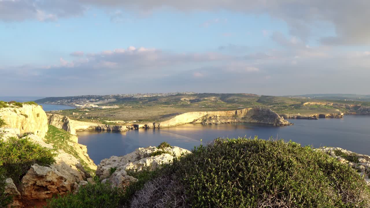 video de malta, área de mellieha, que muestra el hermoso paisaje en una tranquila tarde de otoño