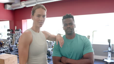 Fit-Junge-Kaukasische-Frau-Und-Afroamerikanischer-Mann-Im-Fitnessstudio