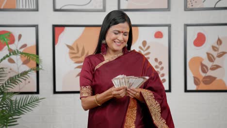 Reiche-Indische-Frau,-Die-Geld-Zählt