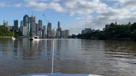 Vista-4k-Desde-Un-Ferry-Turístico,-El-Gato-De-La-Ciudad-De-Brisbane,-El-Río-Brisbane-Y-La-Ciudad-Al-Fondo-Con-Un-Pájaro