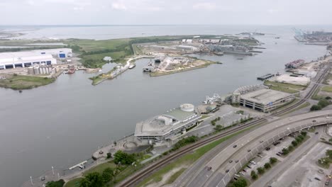 Amplia-Vista-De-Mobile-Bay-En-Mobile,-Alabama-Con-Video-De-Drones-Moviéndose