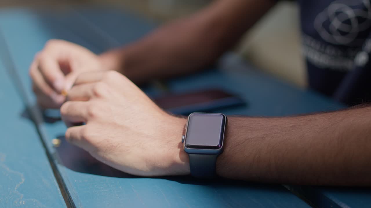 un hombre nerviosamente se mueve con los dedos esperando una llamada telefónica importante