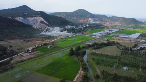 Sitio-De-Extracción-De-Minerales-Masivos-En-El-Paisaje-Rural-De-Vietnam,-Vista-De-órbita-Aérea