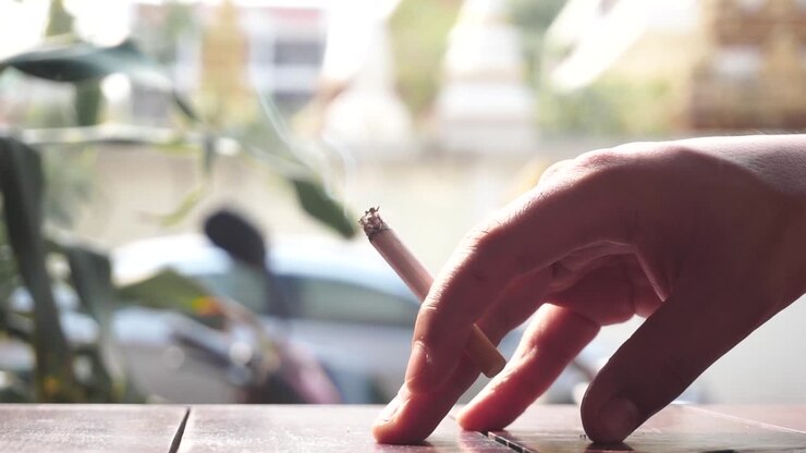 Dışarıda sigara dumanı b-roll Konsept: Dışarıda sigara, tehlike, kötü, havalı