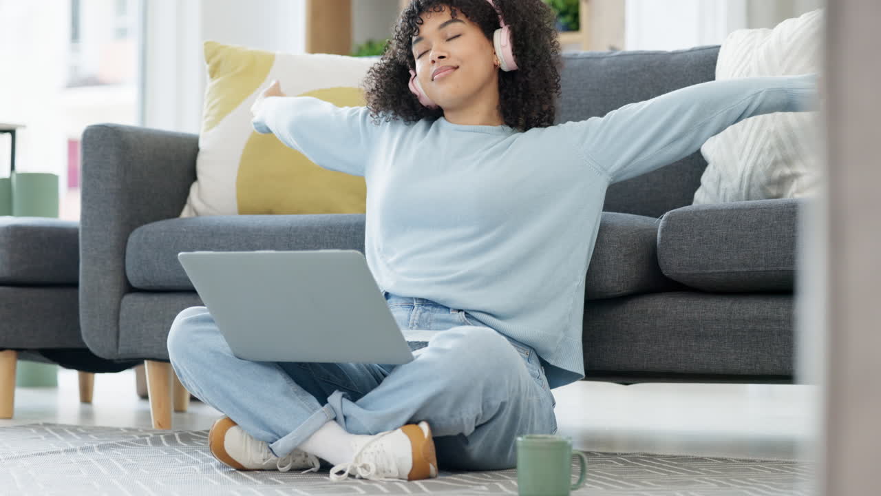 행복하고 미소 짓고 무관심한 여성이 온라인에서 탐색하고 있습니다.