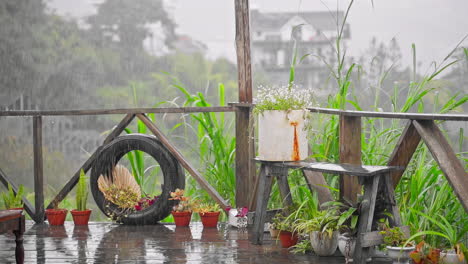 Tranquila-Escena-De-Lluvia-Cayendo-Sobre-El-Exterior-De-La-Terraza-Rural