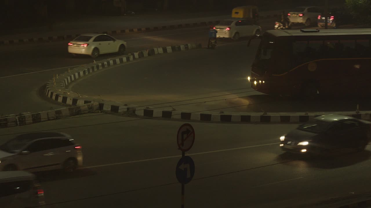 뉴델리 의 비는 거리 에서 무거운 u-턴 을 하는 버스