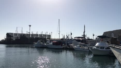 una vista de un barco anclado en una costa