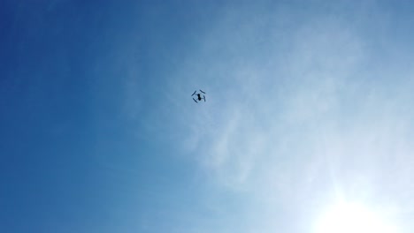 un dron despegando y ascendiendo hacia el cielo