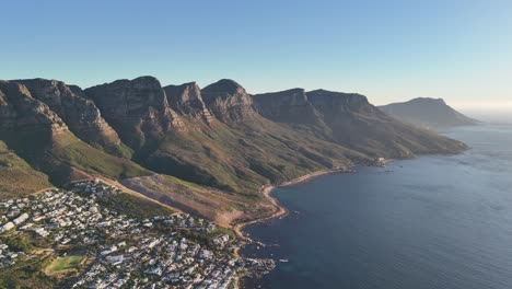 Vista-Aérea-Al-Atardecer-De-Las-Montañas-De-Los-Doce-Apóstoles-Sobre-Ciudad-Del-Cabo-Y-Camps-Bay,-Sudáfrica