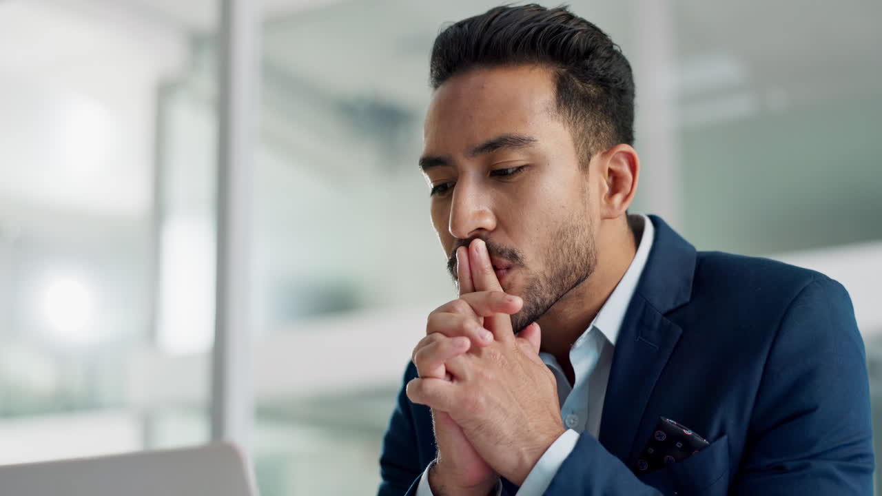 hombre de negocios concentrado en el trabajo