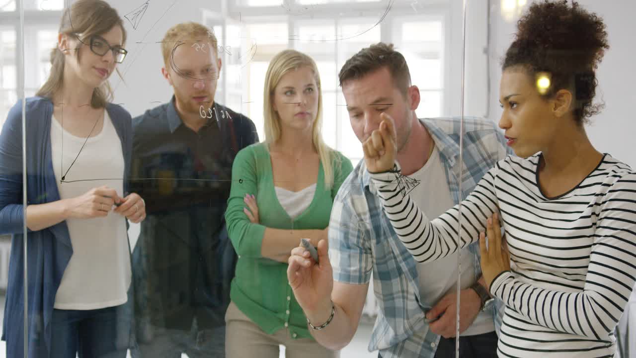 작업 프로세스에 참여하는 관심 있는 동료