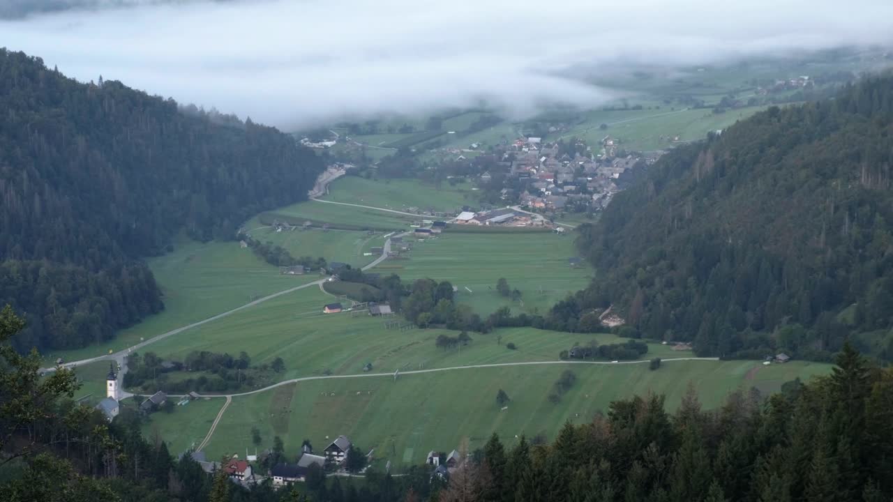 mirador en eslovenia con vistas al lago bohinj con una inversión de nubes