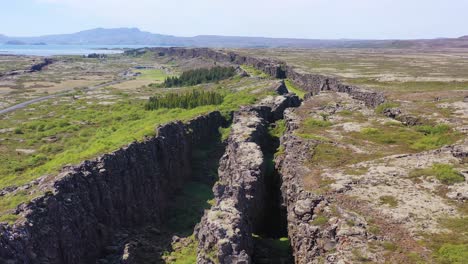 Hermosa-Antena-Sobre-La-Cordillera-Del-Atlántico-Medio-En-Thingvellir-Islandia-5