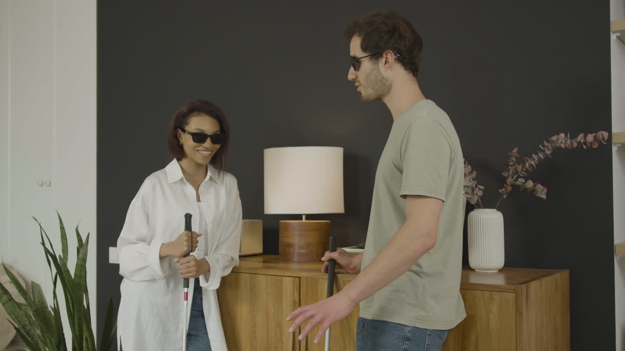 amigos ciegos en un apartamento