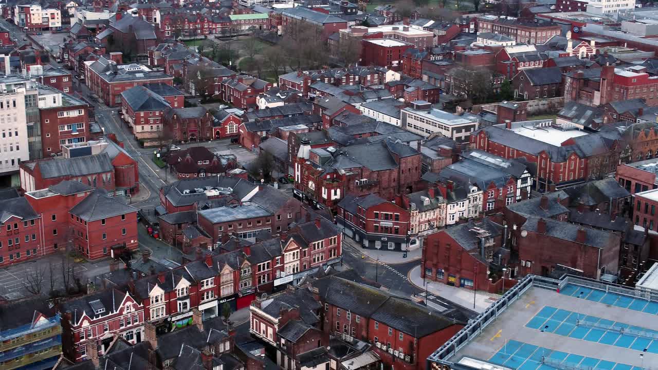 vista aérea mirando hacia abajo en el centro de la ciudad suburbana calles infraestructura urbana tráfico izquierda pan