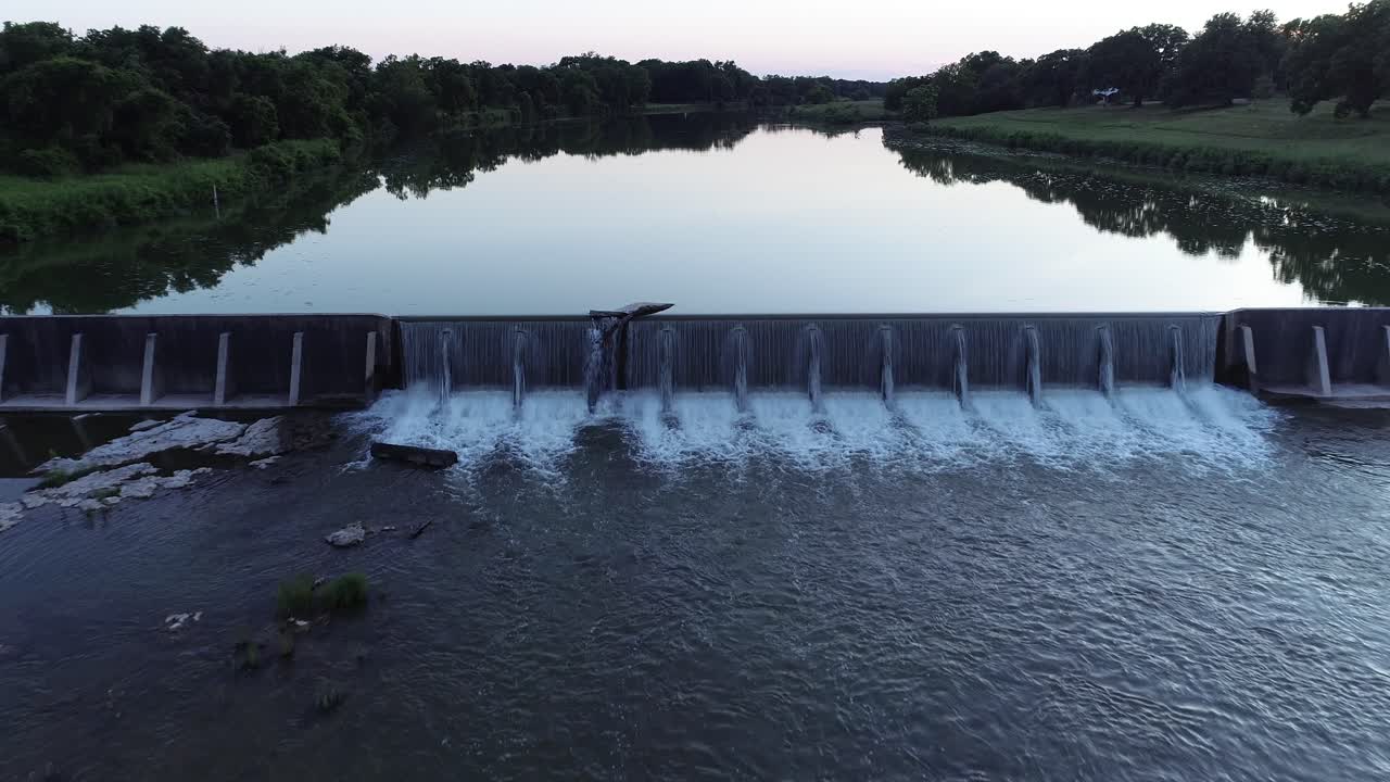 해질 무렵 페데르날레스 강에 있는 댐의 공중 드론 비디오