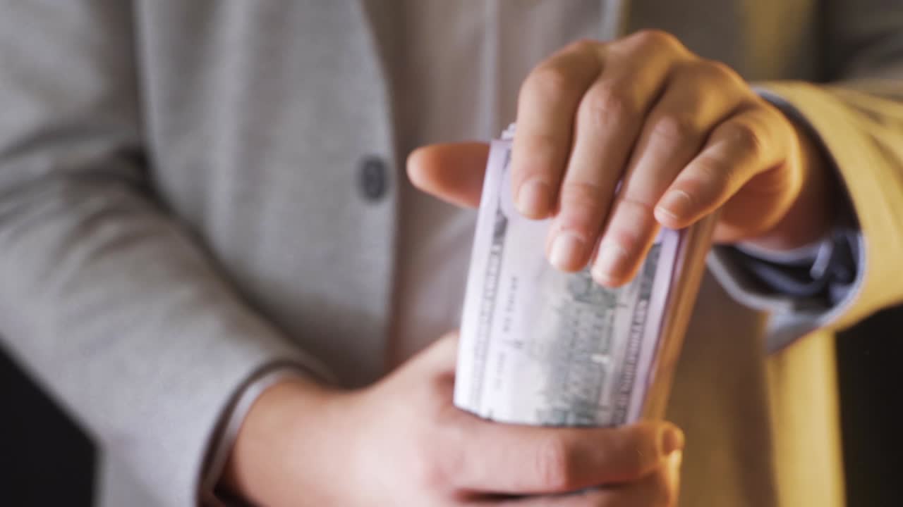 슬로우 모션으로 돈을 보여주고, 세고 있습니다.