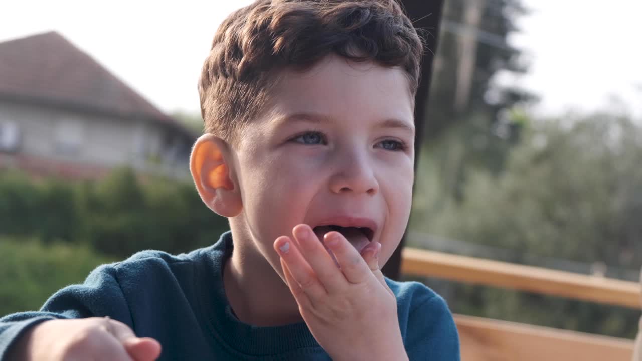 Un bambino piccolo si gusta un delizioso gelato durante l'estate.