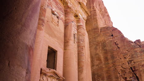 vista panorámica del tesoro en la antigua ciudad de petra en jordania