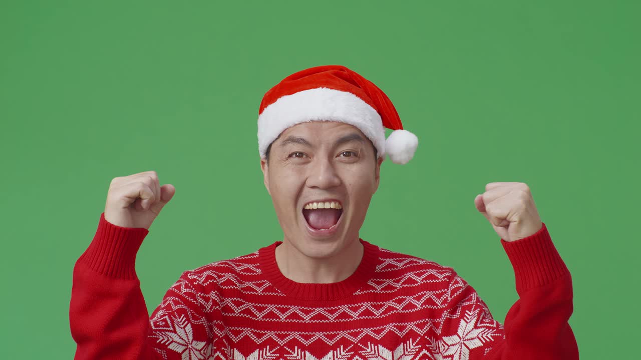 산타 모자를 입은 흥분한 남자