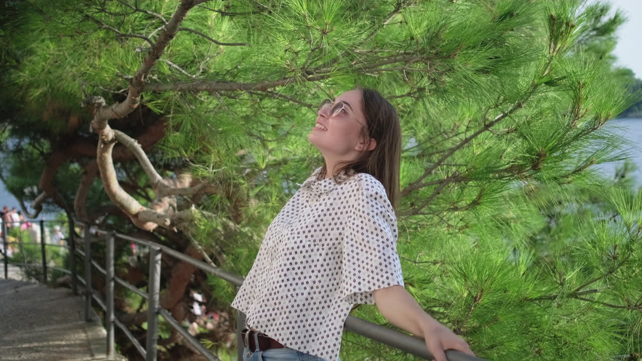 mujer feliz en un parque junto al mar