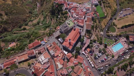 pequeño pueblo iglesia drone punto de interés vista día soleado en las montañas