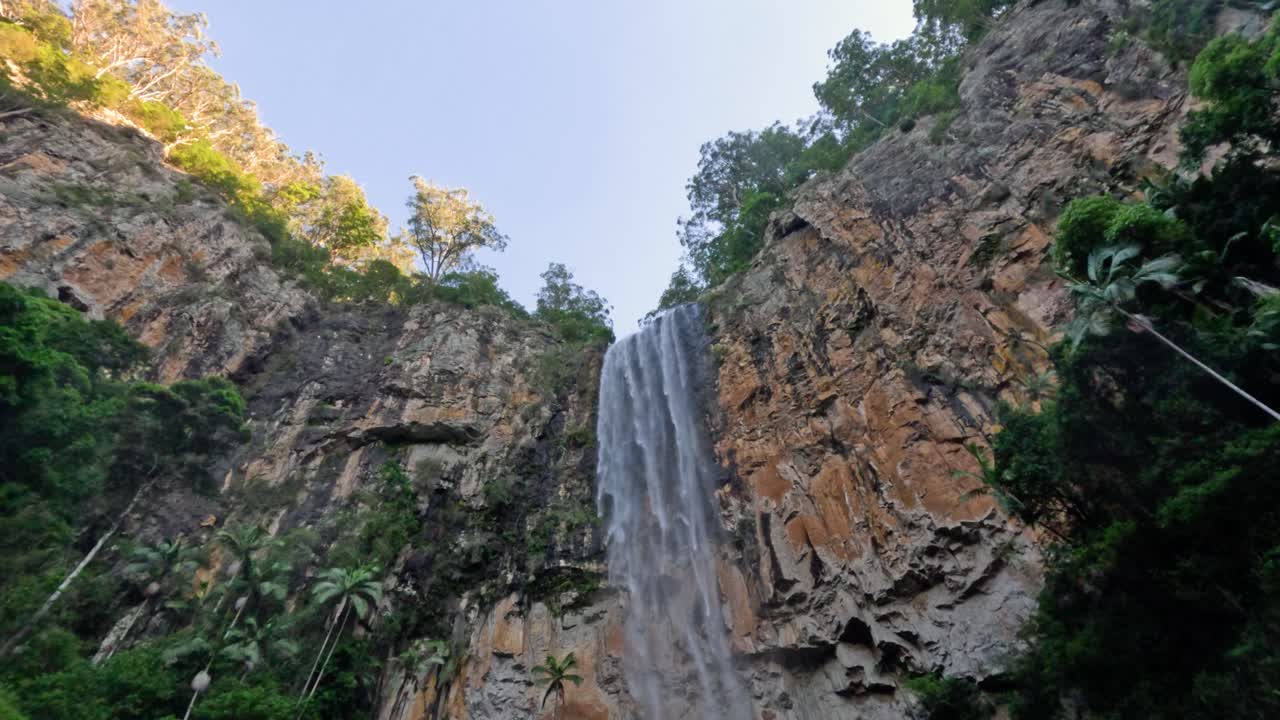 alta cascada que cae en cascada por un acantilado rocoso