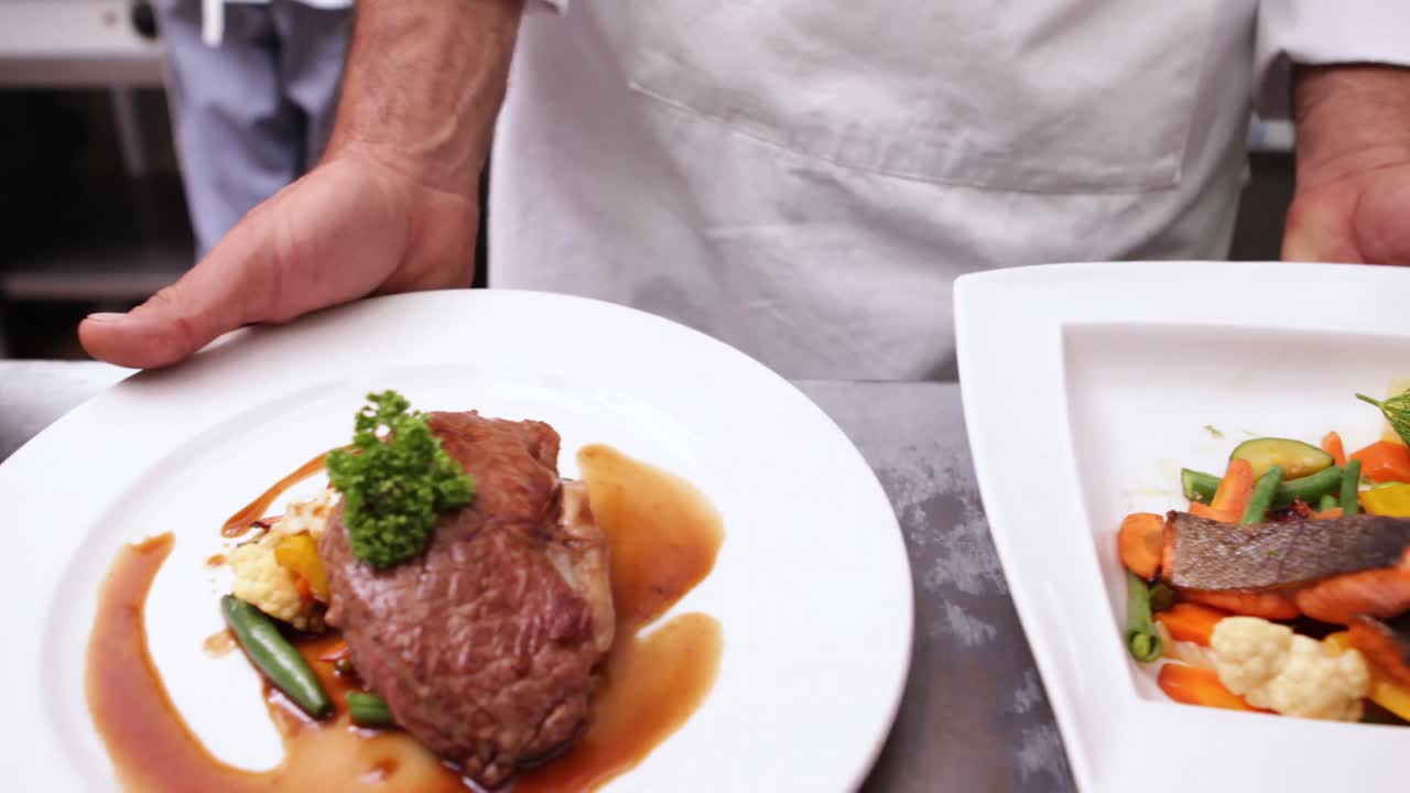 셰프는 두 개의 저녁 접시를 제공합니다.