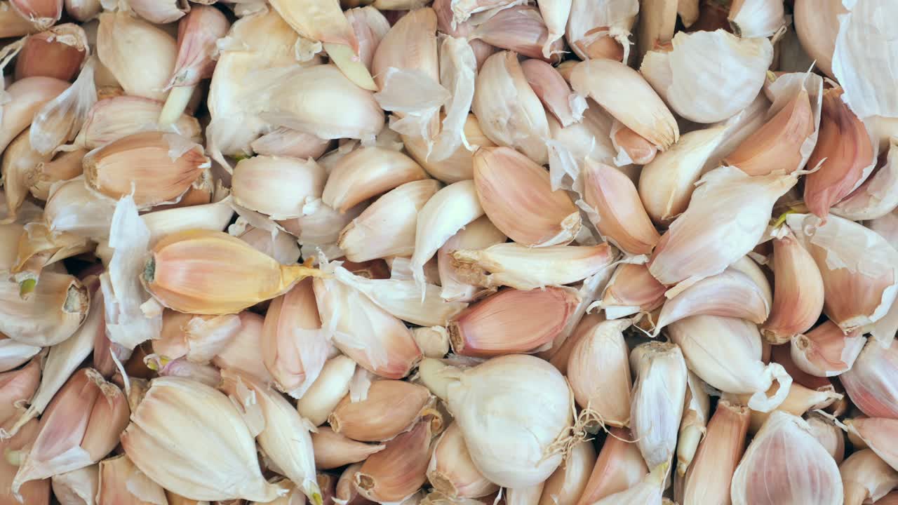 Close-up of a pile of unpeeled garlic cloves
