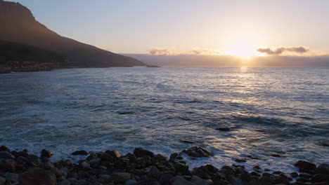Entspannender-Blick-Auf-Den-Sonnenuntergang-Vom-Strand-Mit-Meereswellen