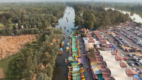 Kleine-Boote-Segeln-Auf-Einem-Unendlichen-Fluss,-Umgeben-Von-Grüner-Natur,-Mexiko-Stadt