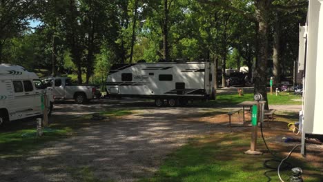 caravana acampando junto a un río en la naturaleza