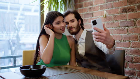 una pareja feliz en una cita romántica